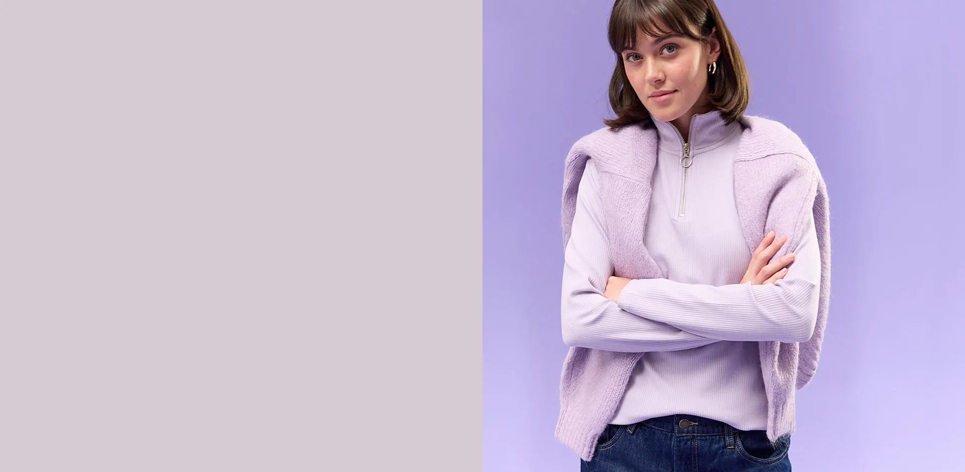 T-shirt côtelé lilas avec zip, associé à un jean foncé.