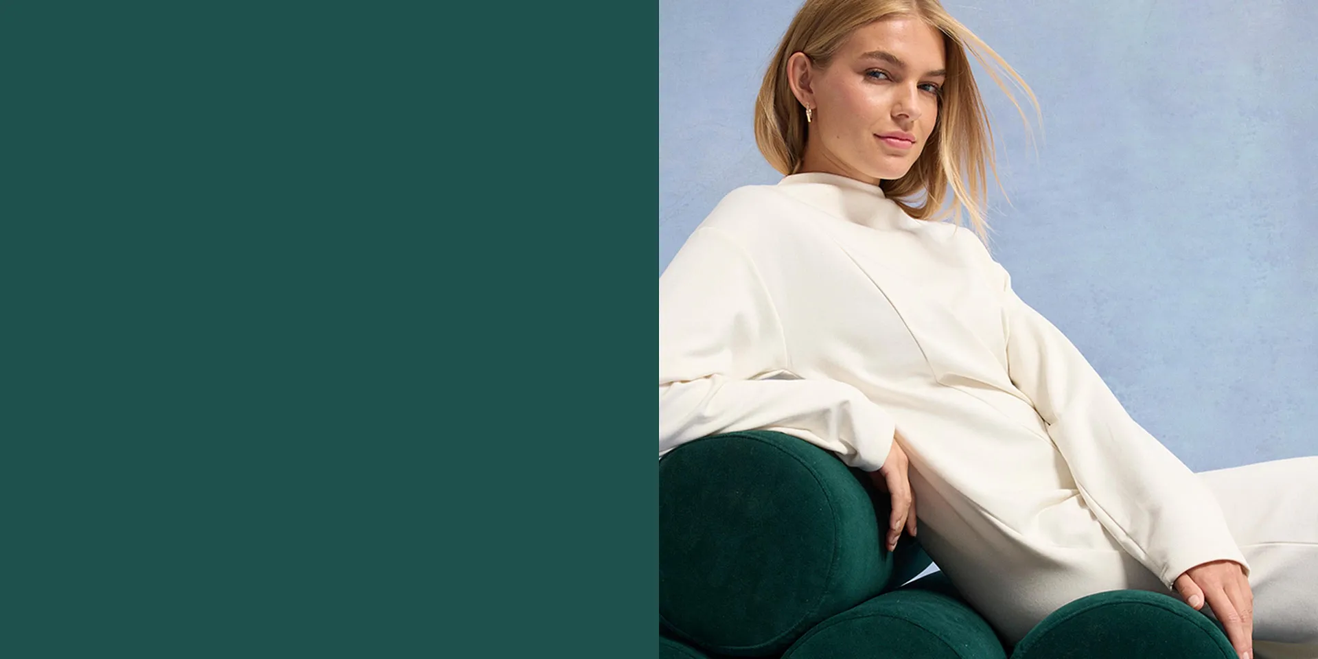 Robe midi blanche pour un look chic et élégant.