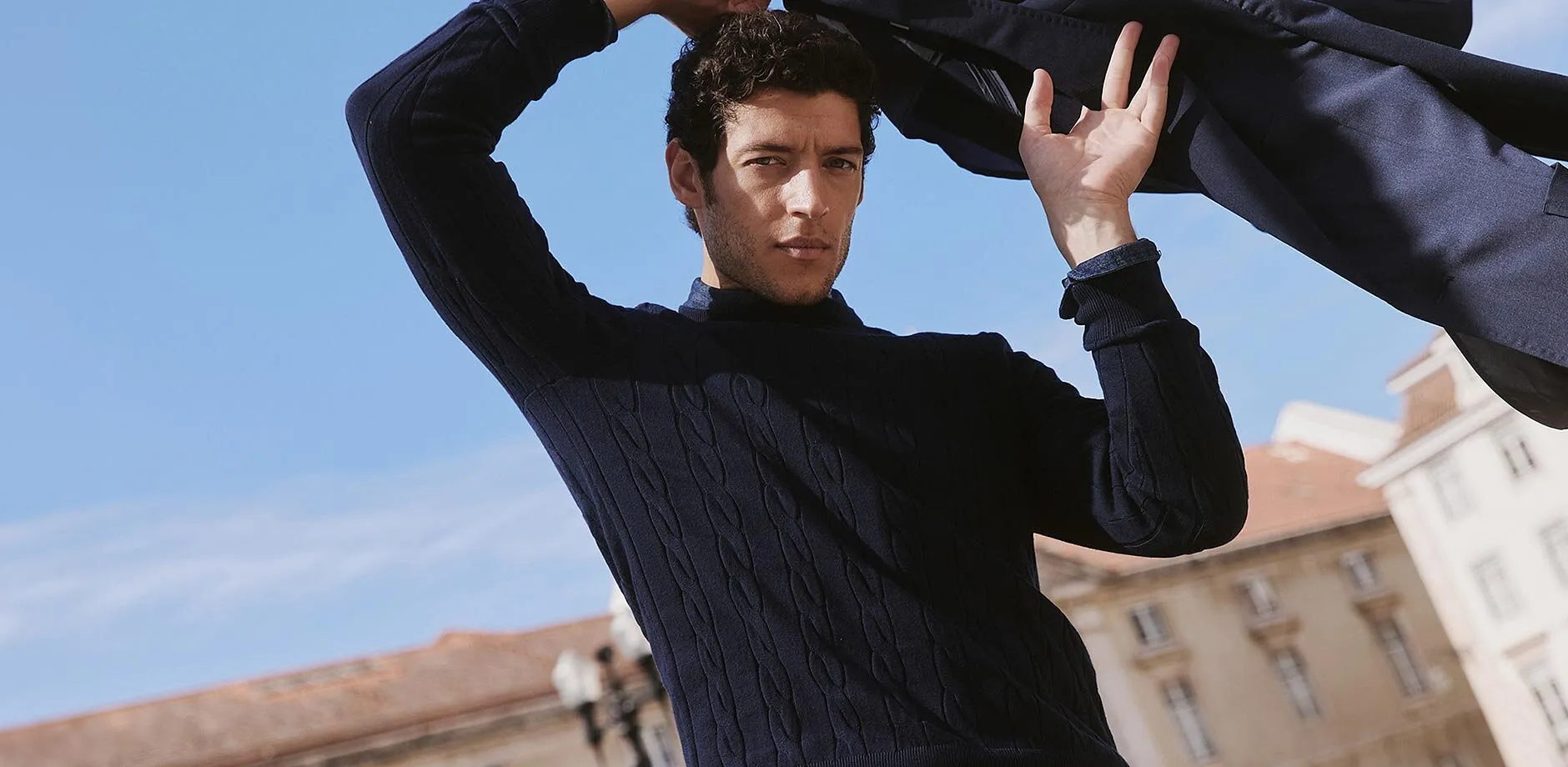 Pull noir élégant avec torsades.