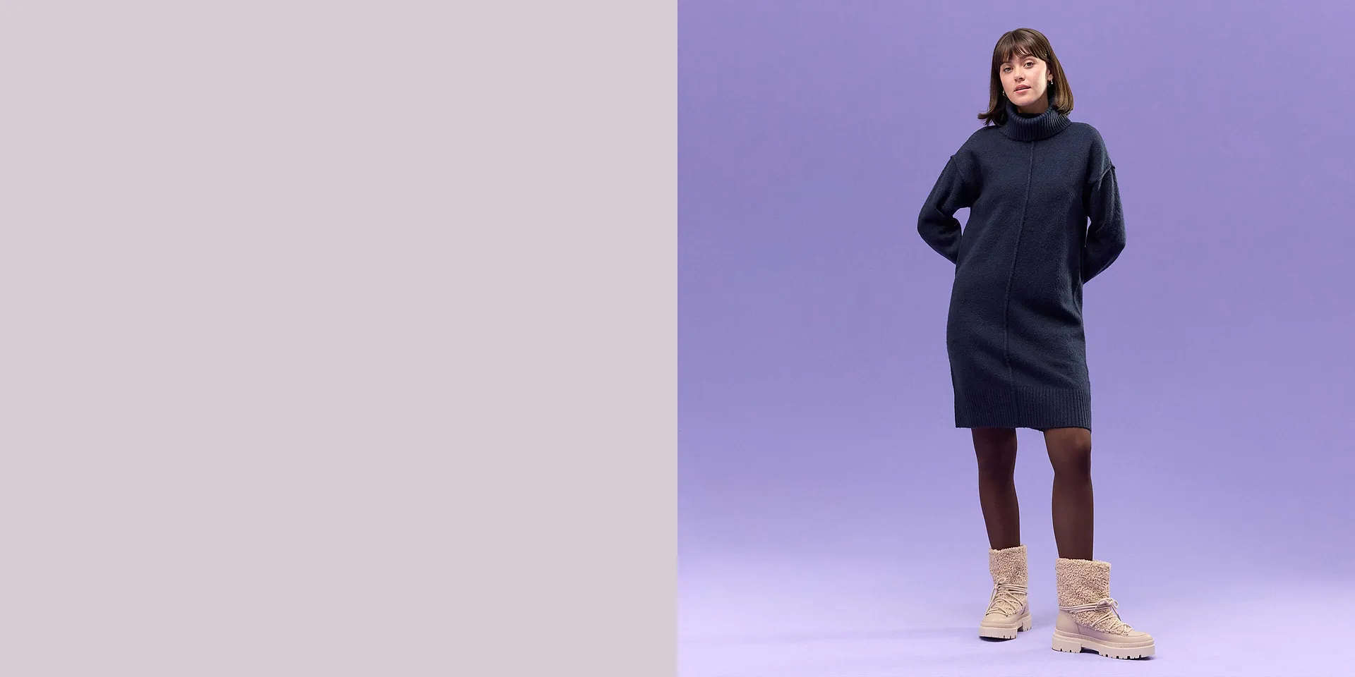 Robe en maille bleu foncé à col roulé élégante.