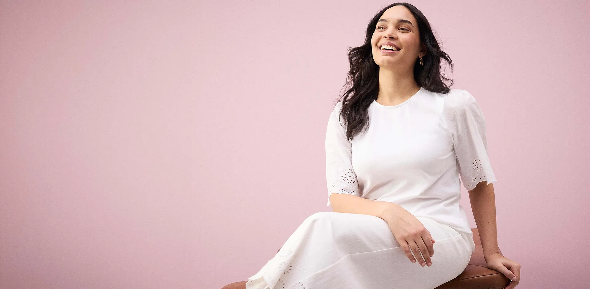 Blouse blanche élégante à broderie anglaise avec manches courtes.