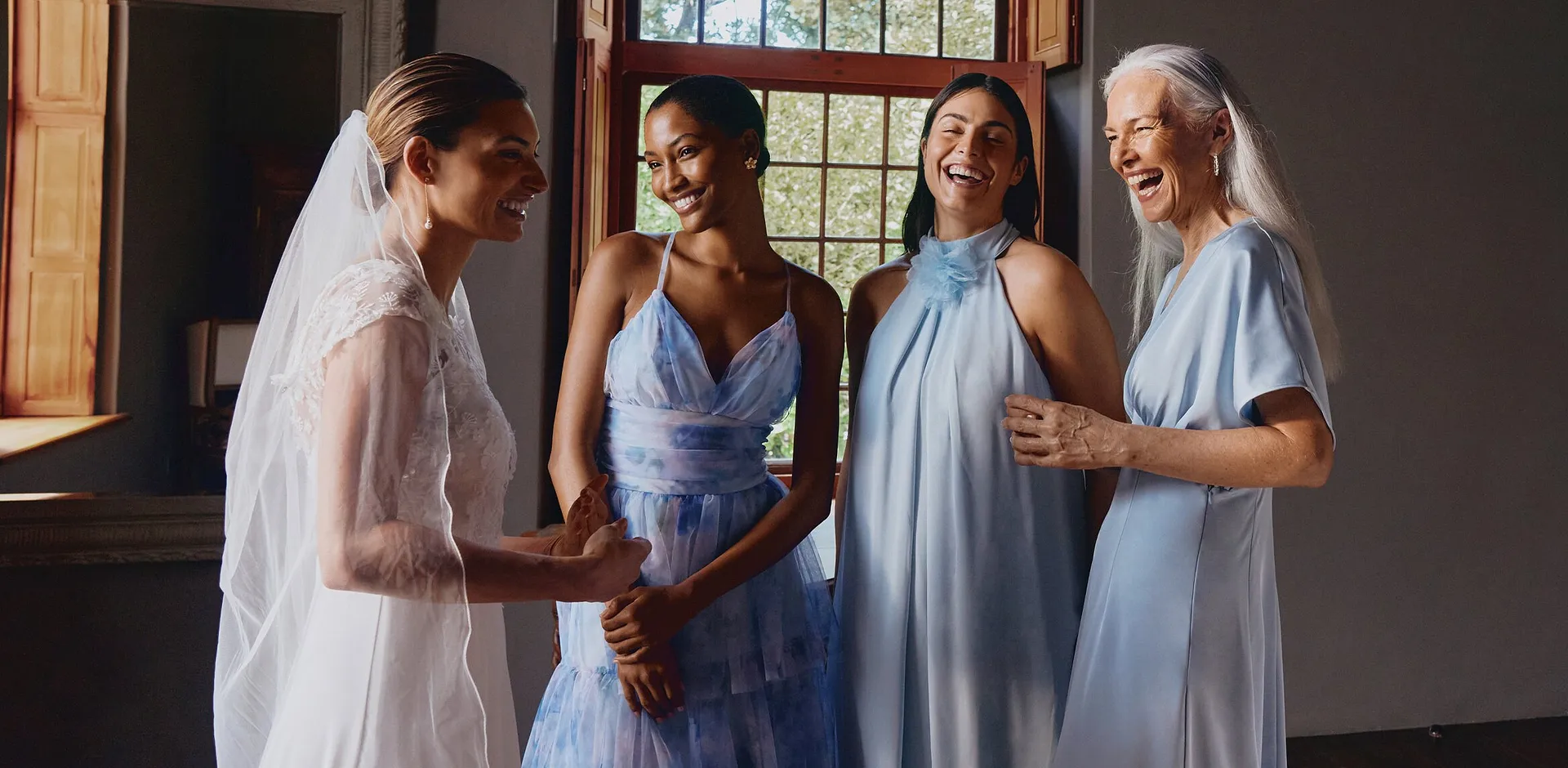 Une robe dos nu bleu clair et une robe à bretelles à motif bleu et blanc.