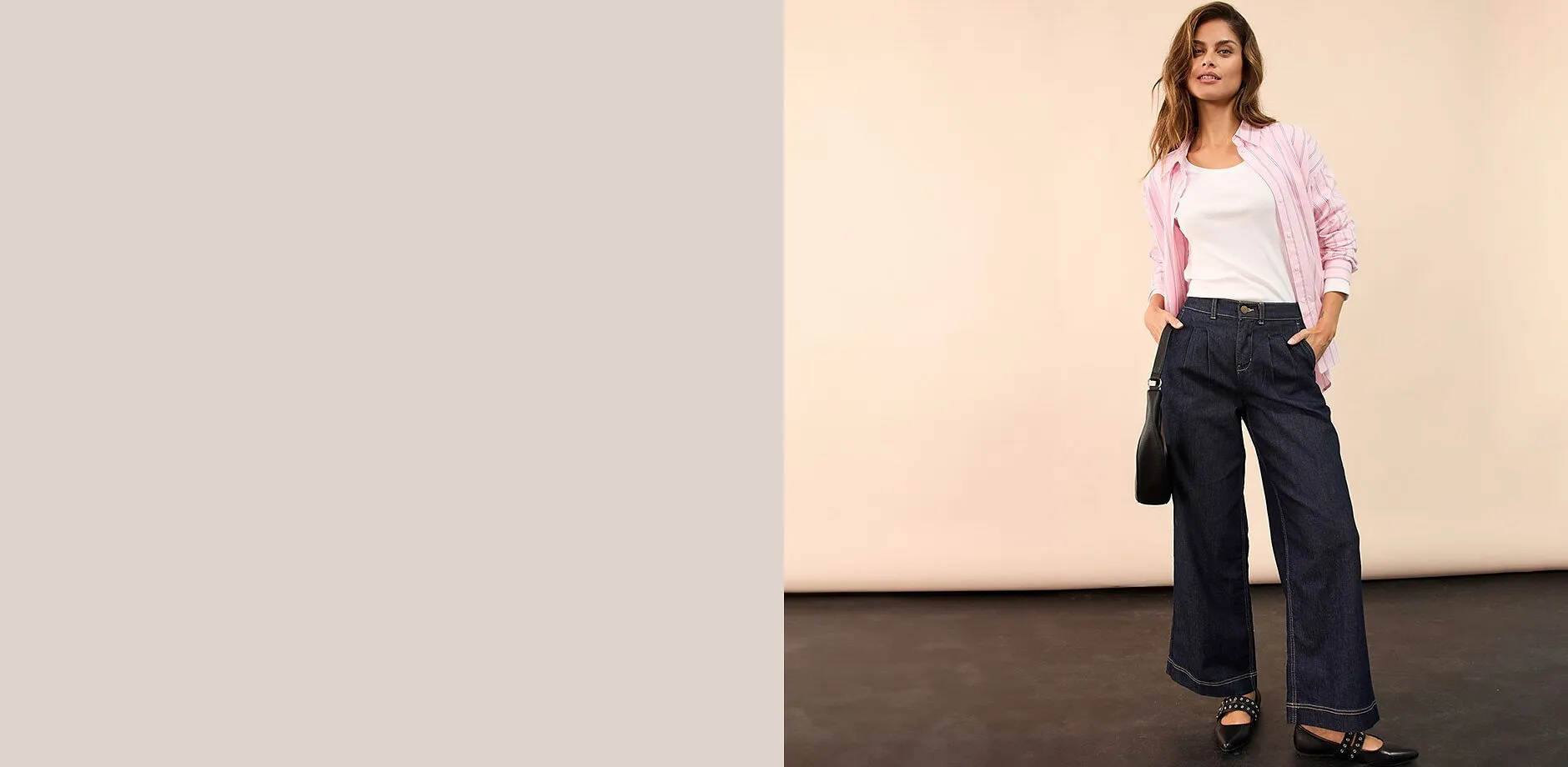 Chemisier rose par dessus un T-shirt blanc, associé à un jean bleu foncé.