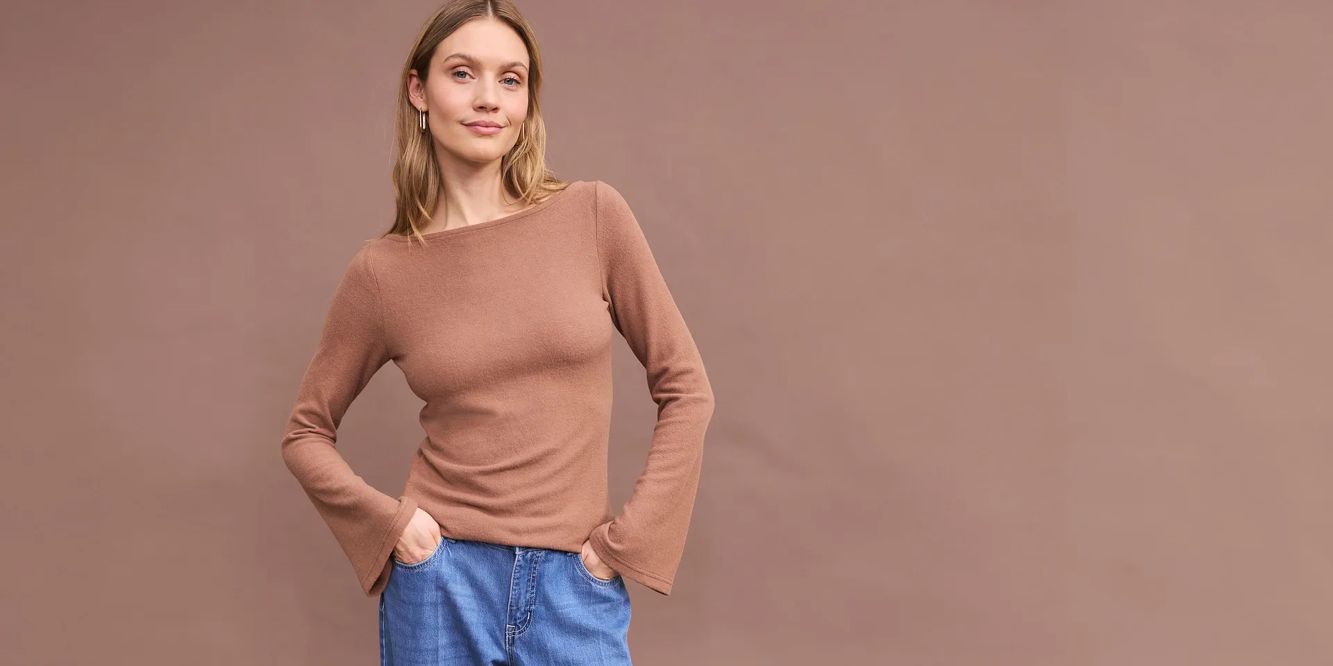 T-shirt à manches longues marron avec un jean bleu confortable.