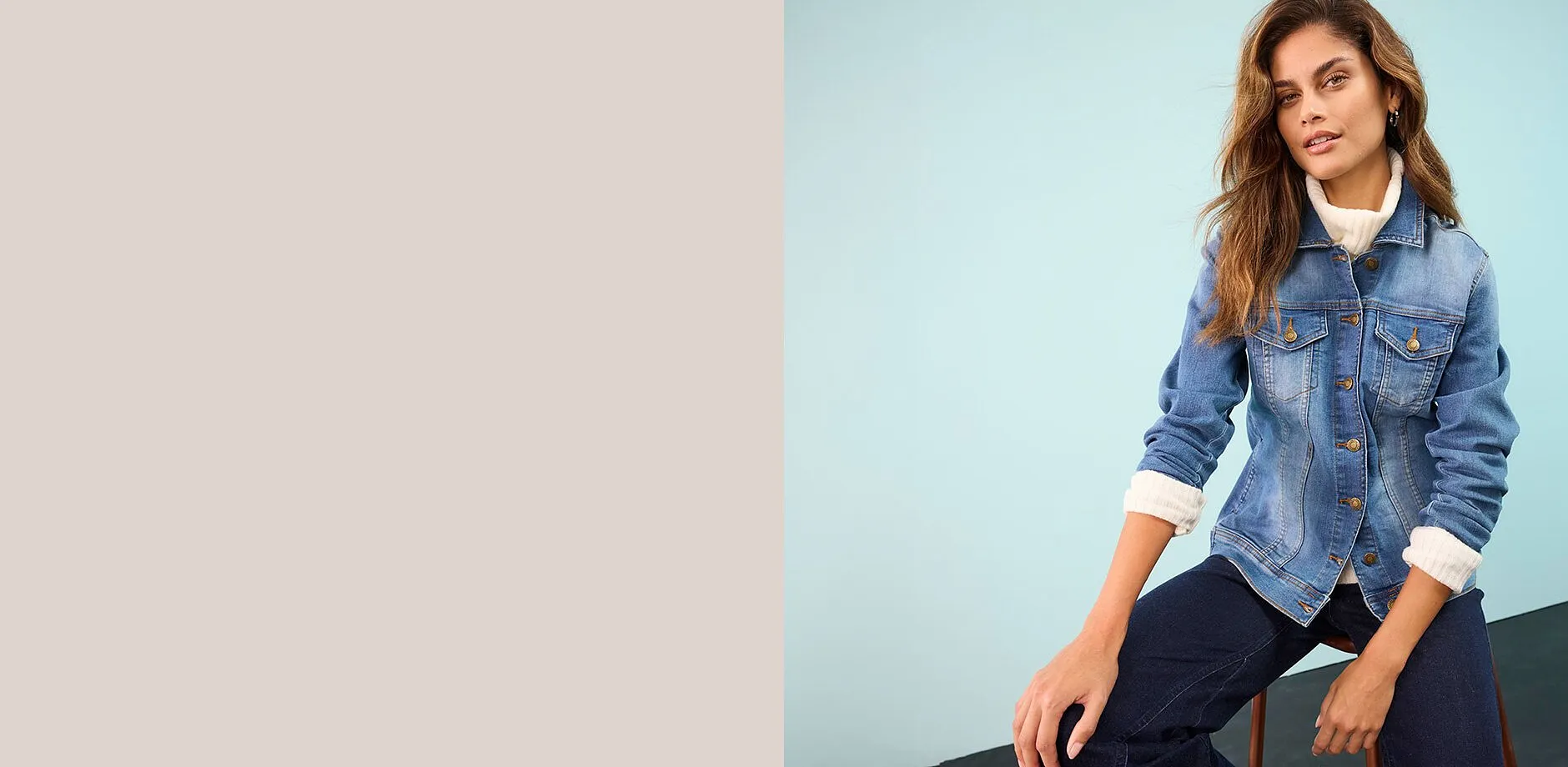 Look composé d’une veste en jean, d’un pull blanc et d’un pantalon foncé.