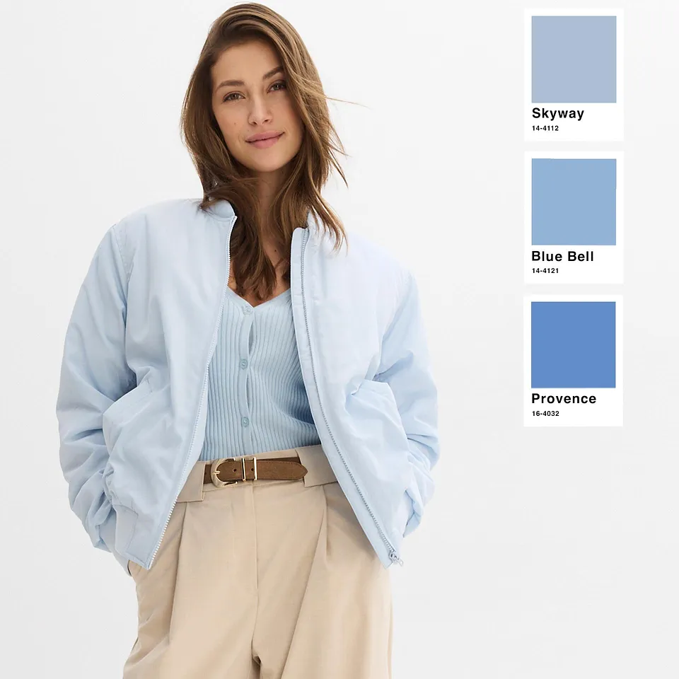 Tenue en tons pastel légers : cardigan bleu clair sur un top bleu clair, associé à un pantalon beige.