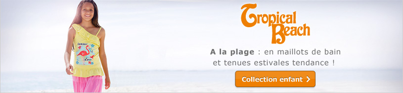 A la plage : en maillots de bain et tenues estivales tendance. Vos enfants vont adorer notre nouvelle collection.