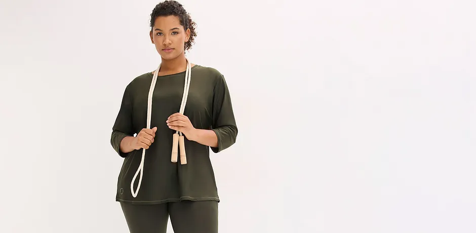 T-shirt technique olive foncé avec legging assorti pour les activités sportives. 