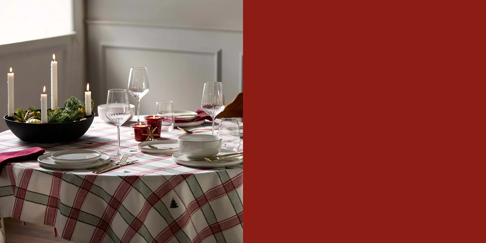 Une table de fêtes cosy pour une ambiance de Noël chaleureuse et conviviale.