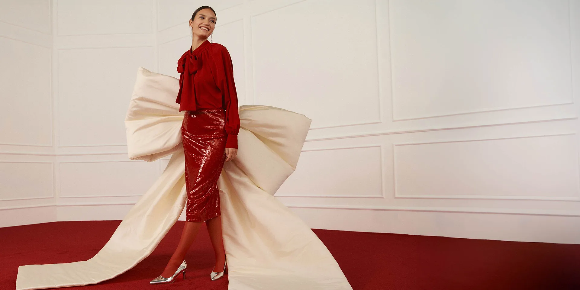 Blouse rouge élégante mariée à une jupe brillante.