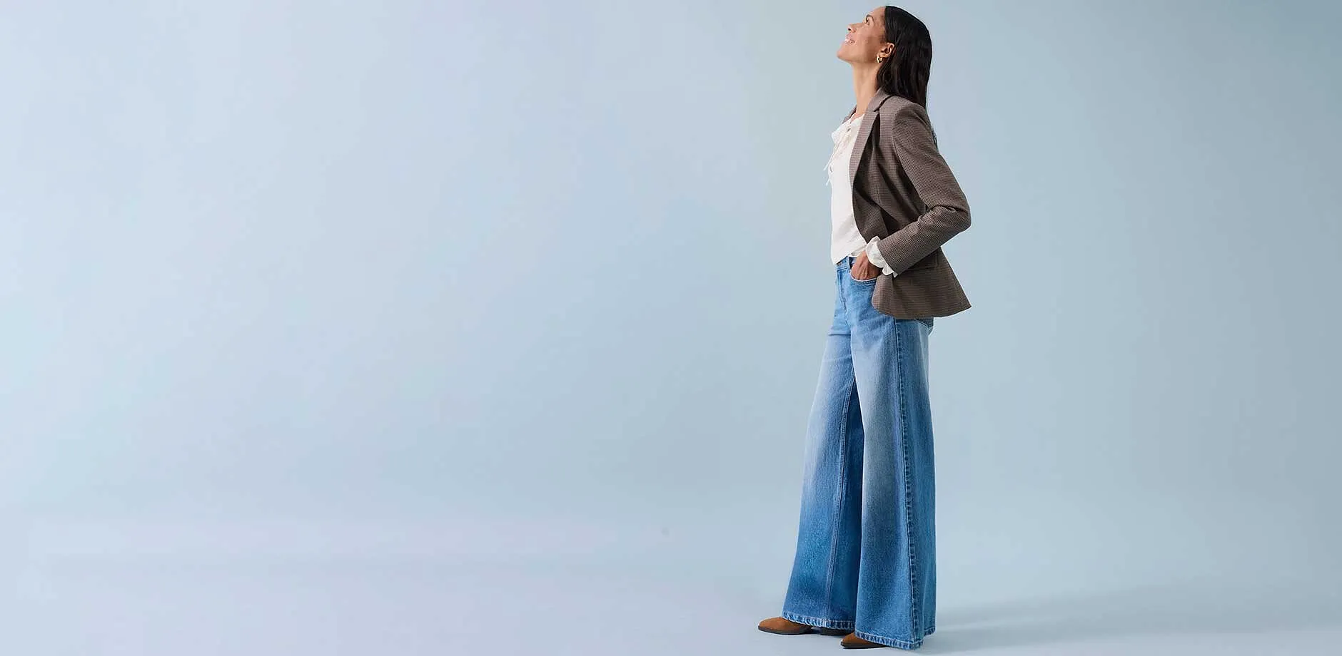 Jean large, top clair et blazer beige pour un style relax.