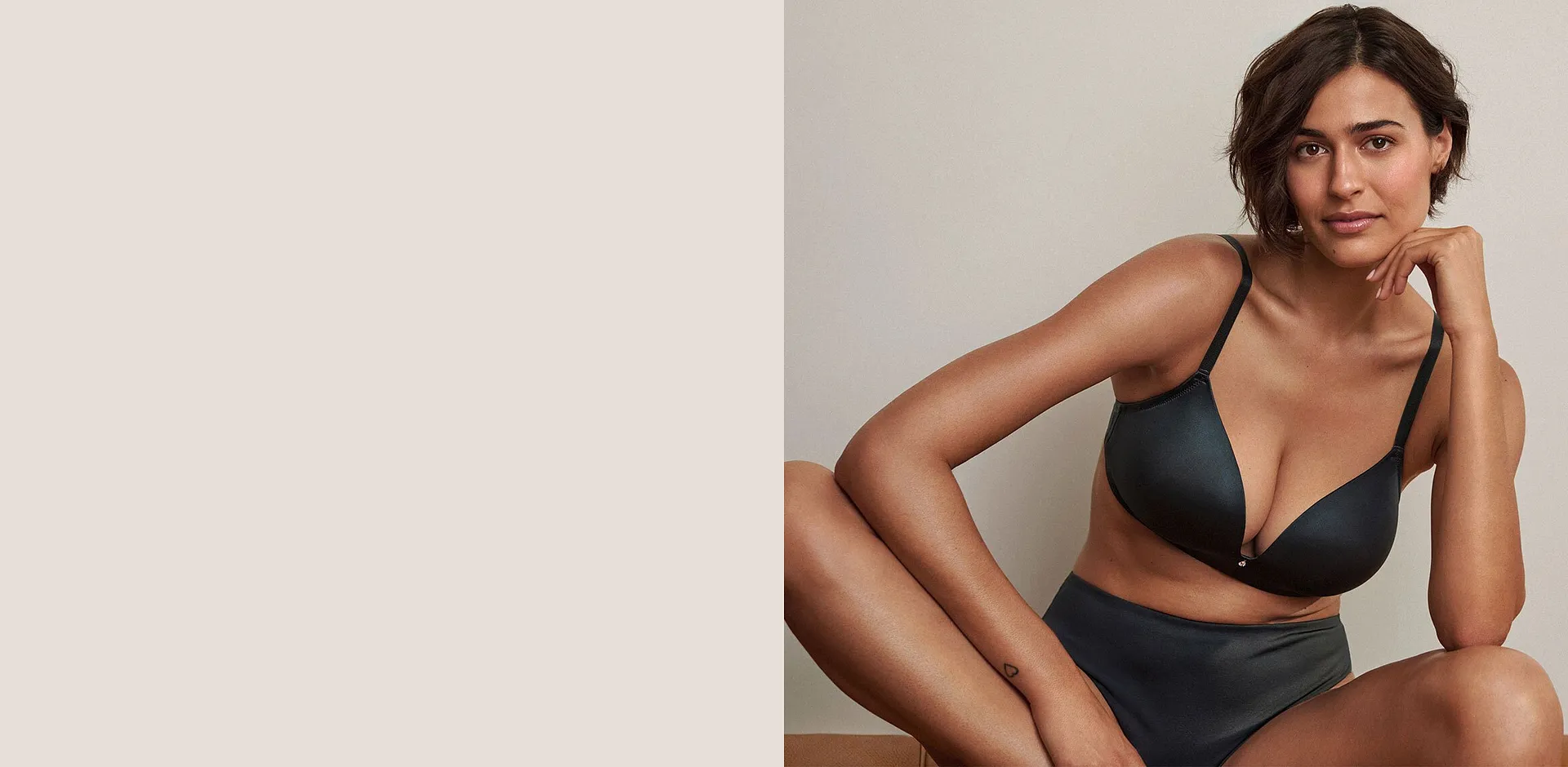 Soutien-gorge à armatures bleu foncé élégant et culotte assortie.