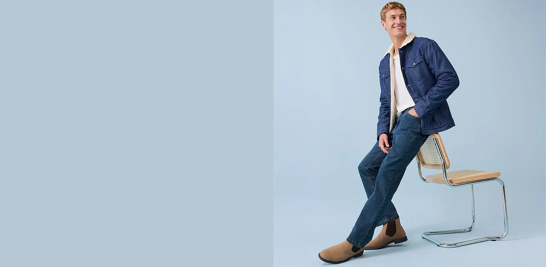 Le look denim décontracté : veste en jean bleue et jean foncé coupe Regular Fit.