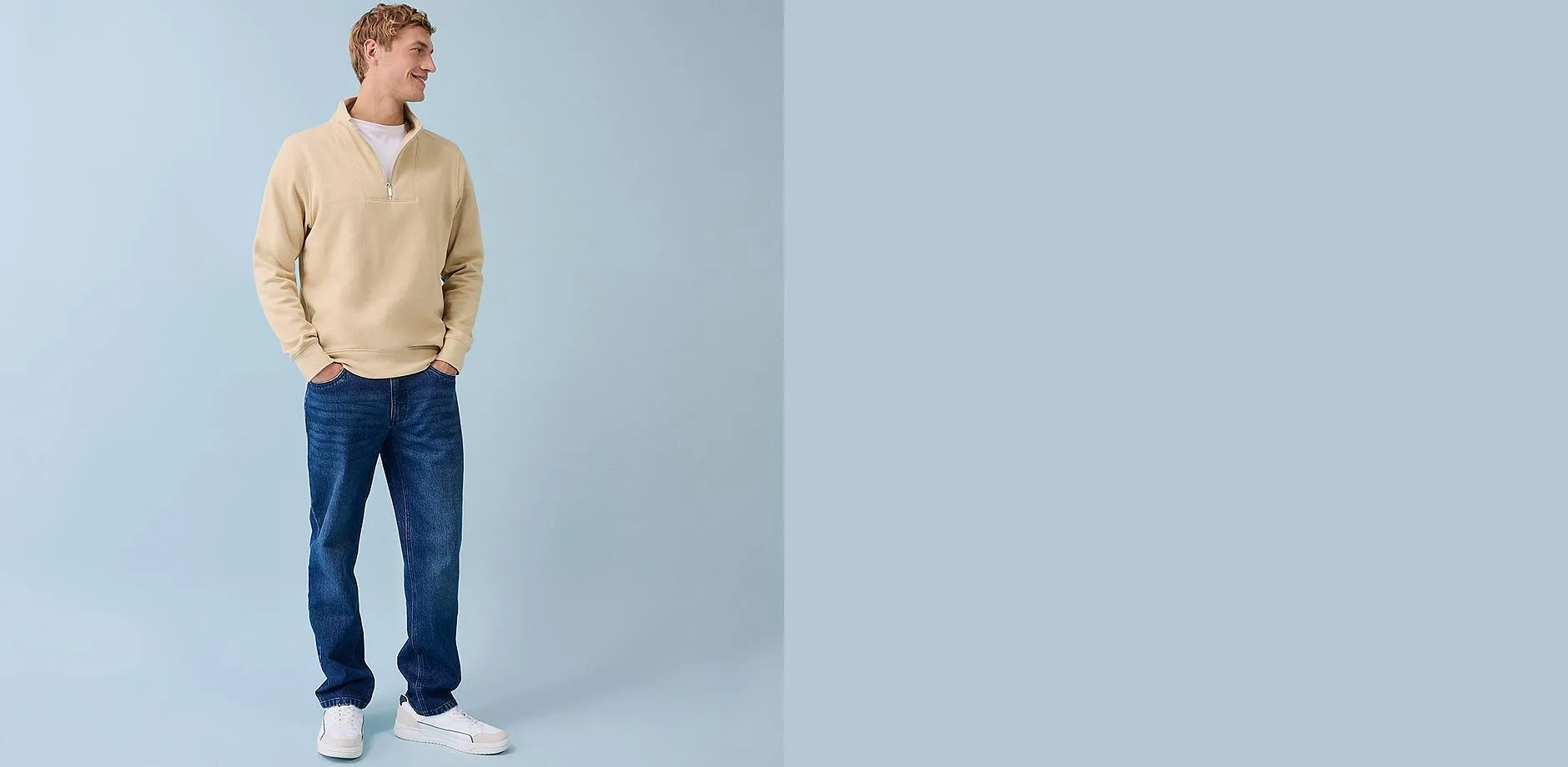 Pull beige à col zippé, jean bleu et tennis blanches - le look décontracté du quotidien pour homme.