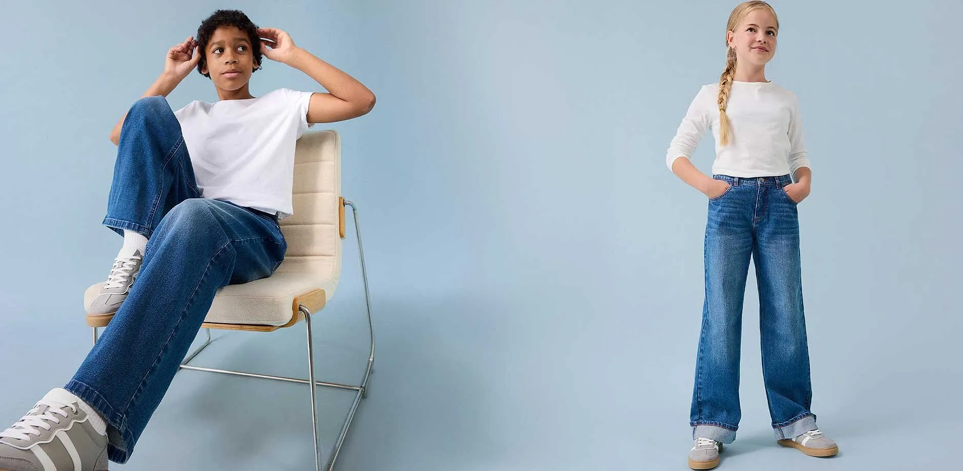 Looks décontractés avec T-shirts blancs et jeans larges. Des vêtements confortables pour tous les jours pour les jeunes.