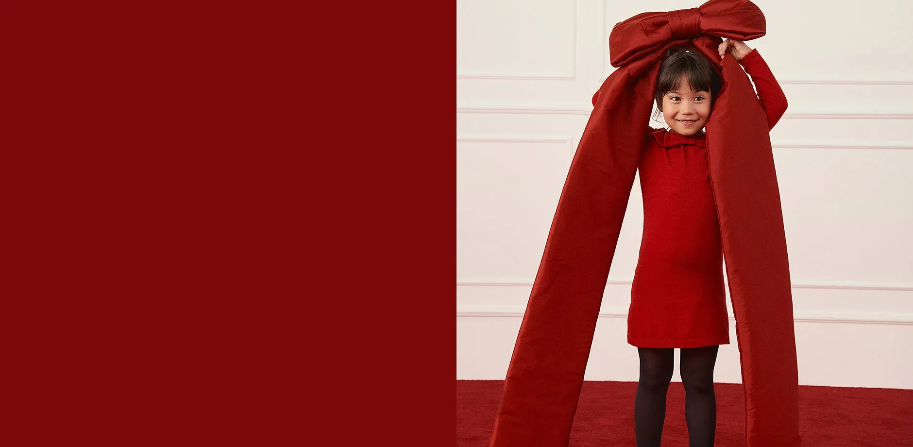 Une robe rouge avec des collants noirs.