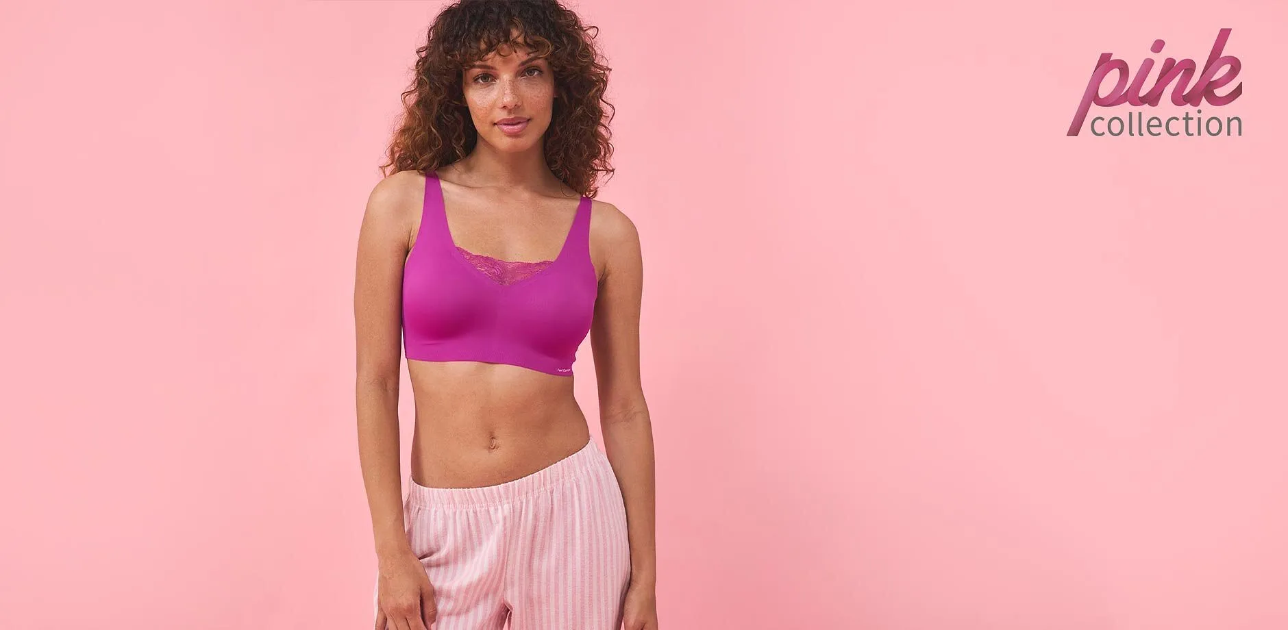 Tenue sportive : top crop lilas et pantalon rayé rose. Parfait pour le fitness ou les loisirs.