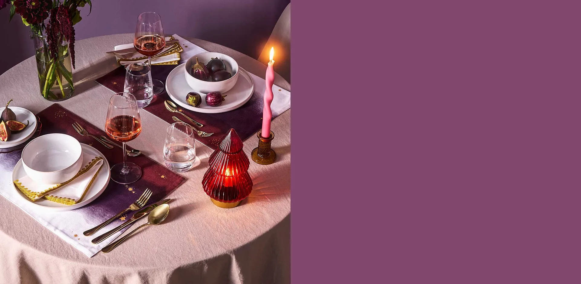 Une table festive avec des serviettes, des bougies et des assiettes élégantes.