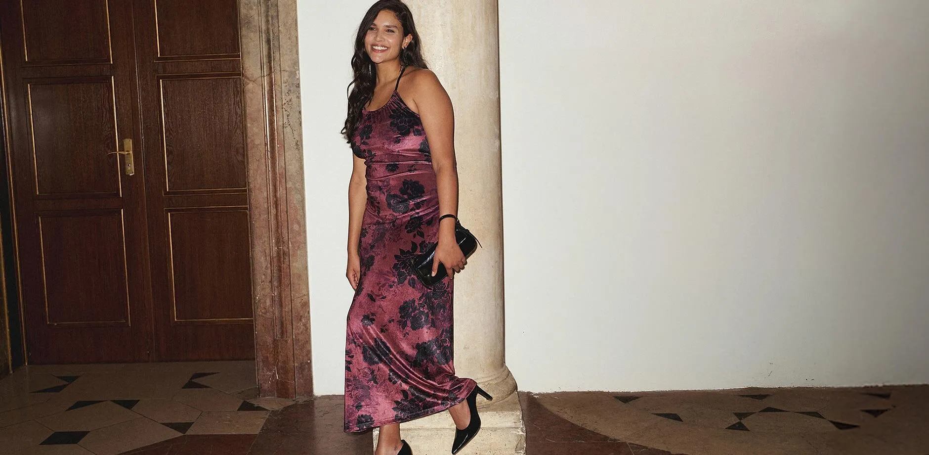 Robe longue avec un sublime motif floral dans des tons rose lilas.