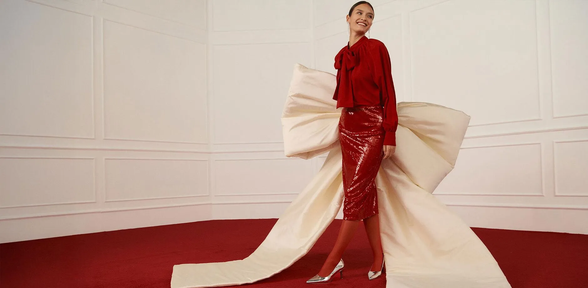Blouse rouge élégante mariée à une jupe brillante.