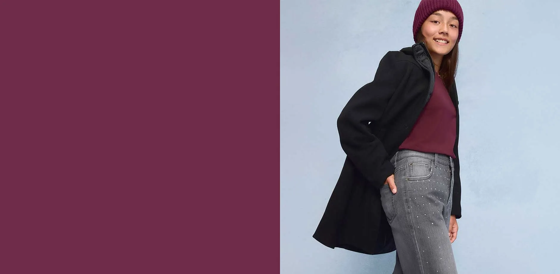 Une fille portant des vêtements d'hiver bien chauds.