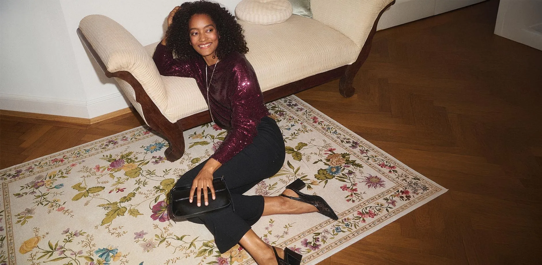 T-shirt à manches longues en rouge bourgogne élégant sur un pantalon foncé.