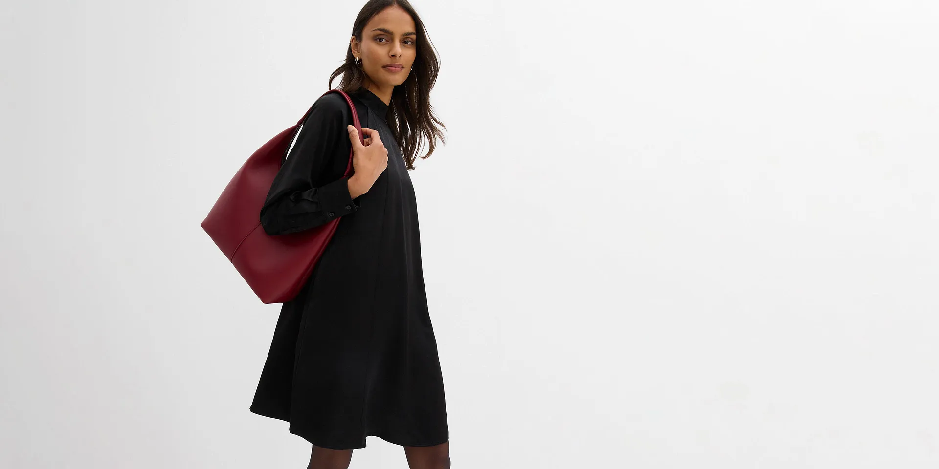 La petite robe noire à col haut décoré avec des éléments blancs. Robe courte à manches longues. 