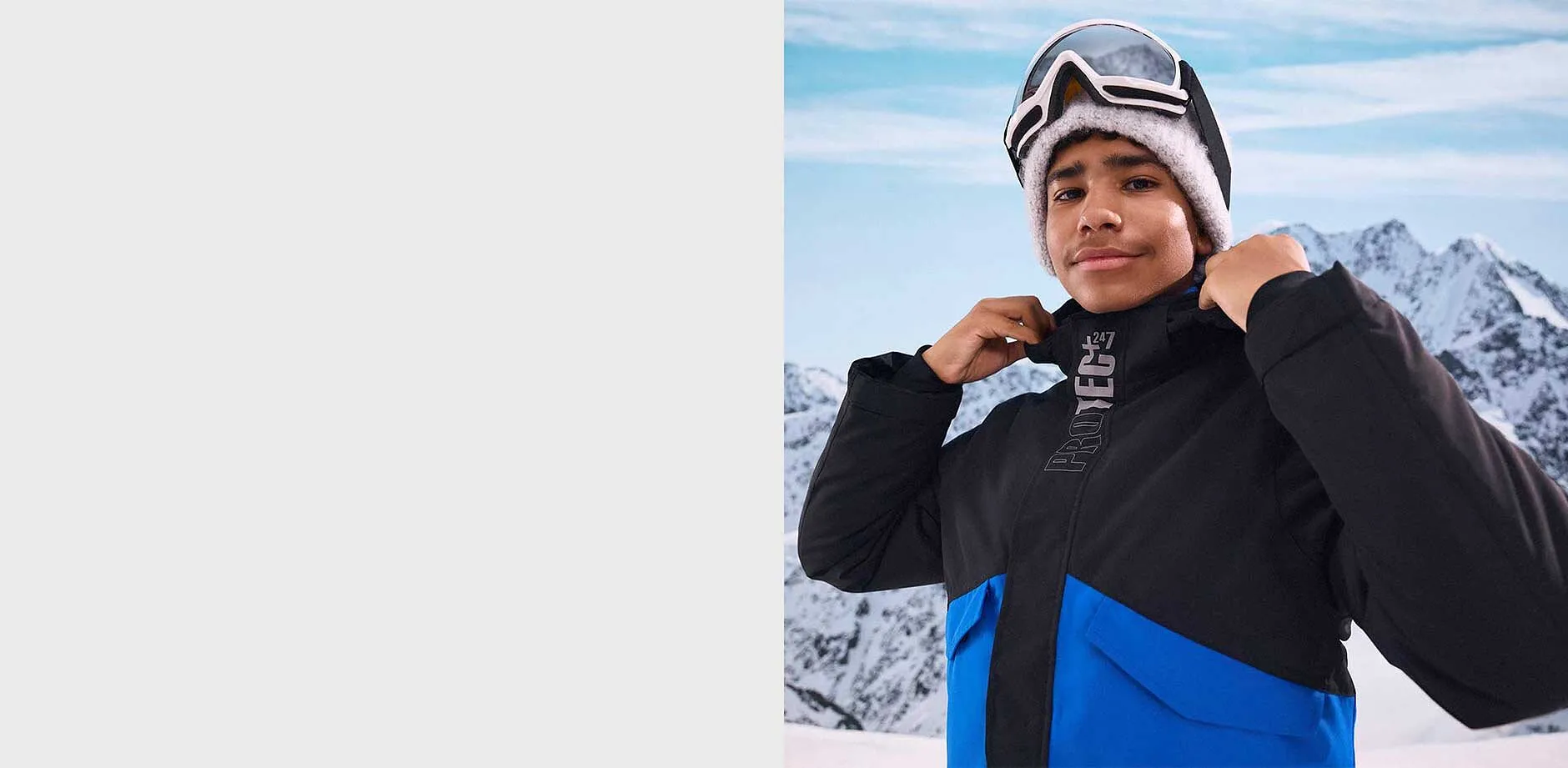 Garçon vêtu d'une veste d'hiver.