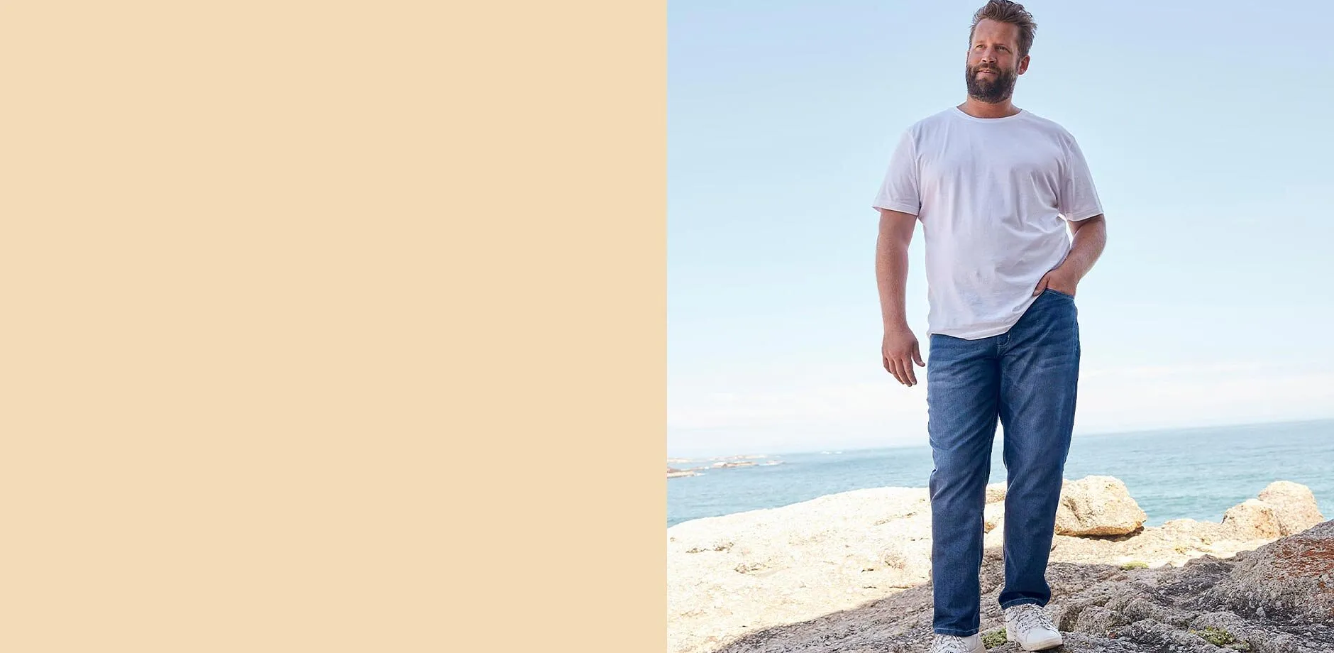 T-shirt blanc, jean bleu et sneakers blanches sur la plage.