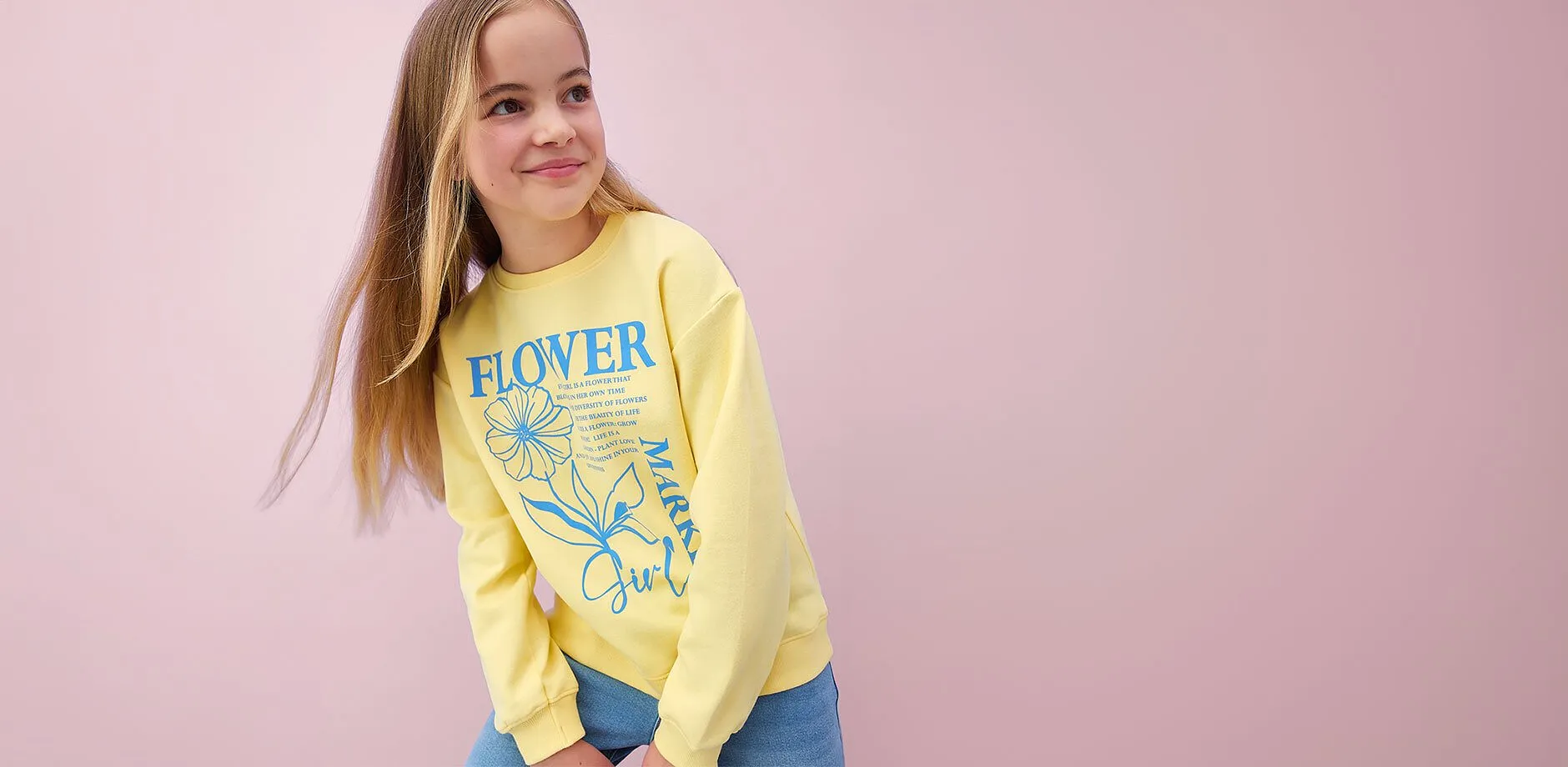 T-shirt jaune &agrave; manches longues avec imprim&eacute; fleur et jean bleu.