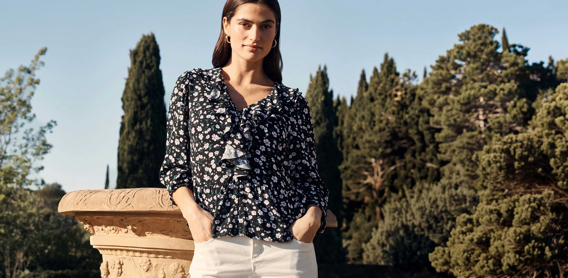 Tenue compos&eacute;e d'une blouse &agrave; fleurs et d'un pantalon blanc.