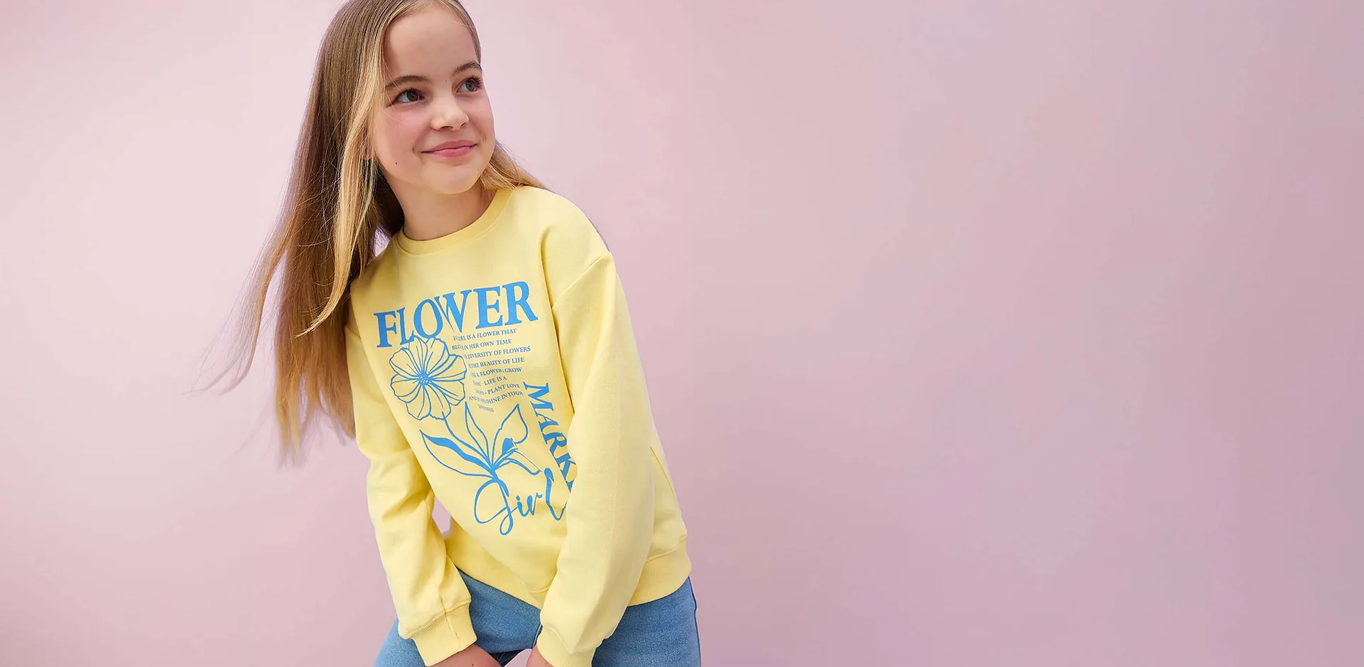 T-shirt jaune &agrave; manches longues avec imprim&eacute; fleur et texte.