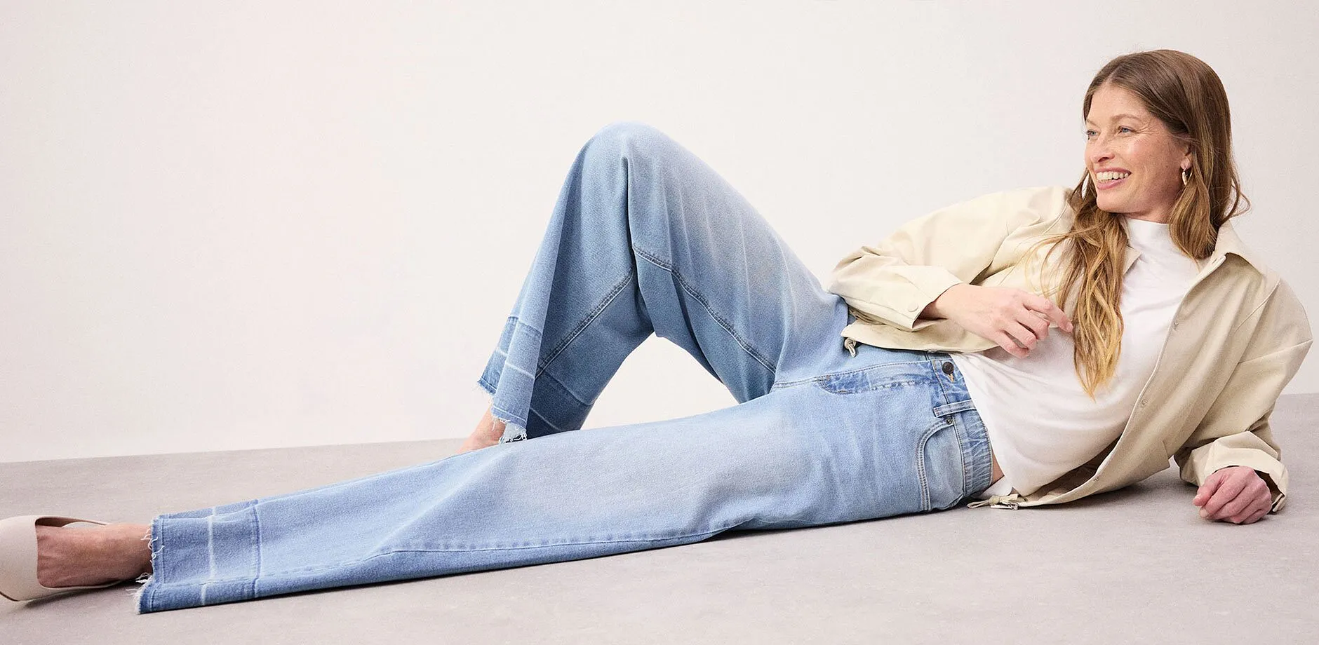 Look d&eacute;contract&eacute; avec jean large, top blanc et veste beige.