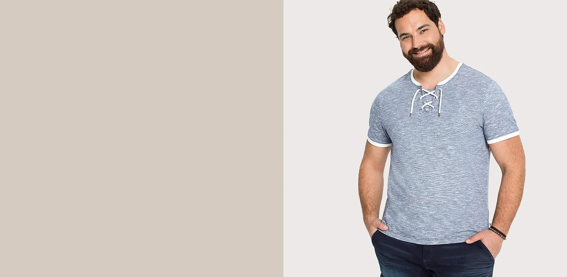 Un T-shirt bleu avec lacet et bordures blanches pour donner un style marin &agrave; votre look.