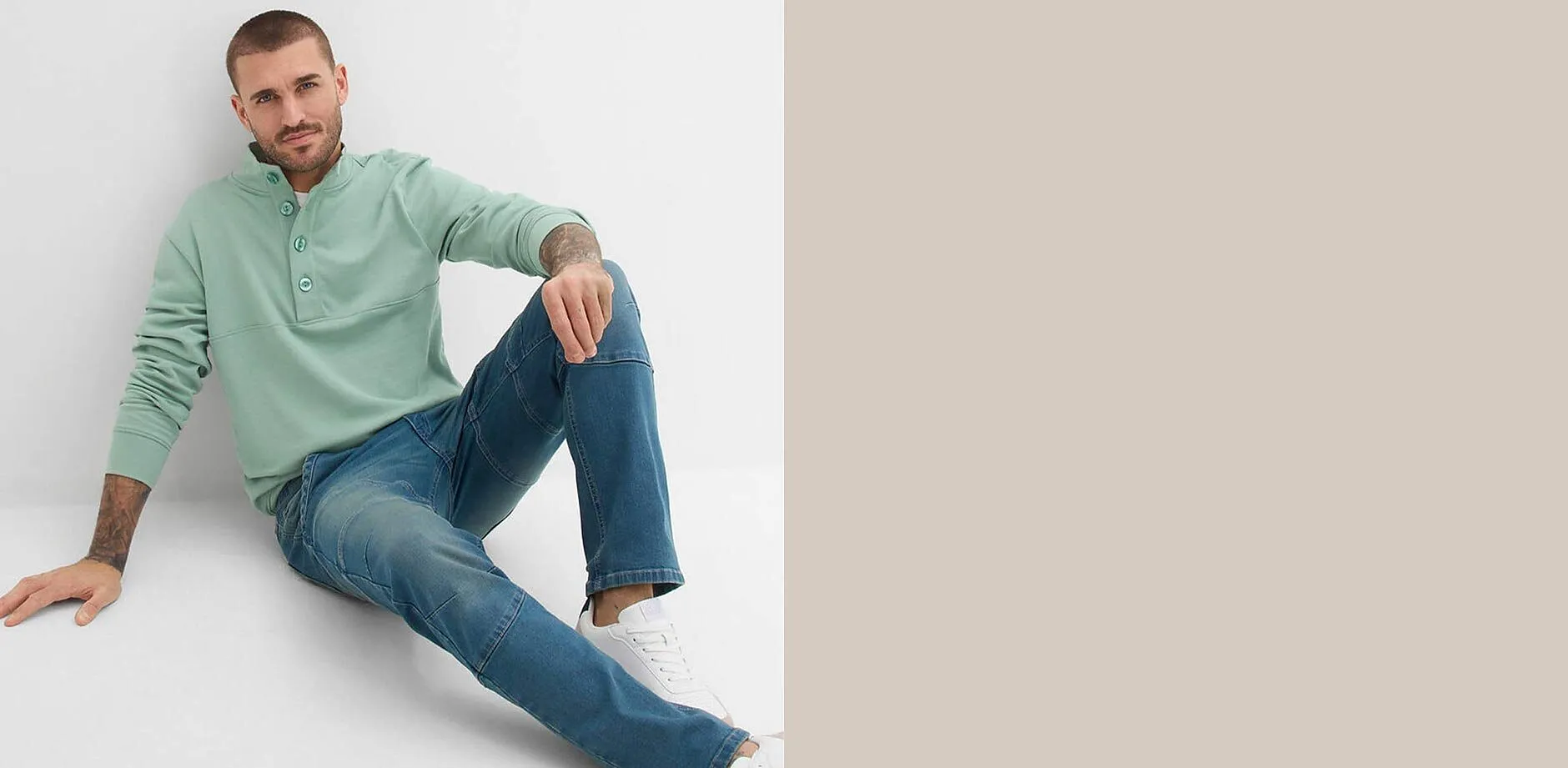 Sweat-shirt vert menthe avec col boutonn&eacute;, associ&eacute; &agrave; un jean bleu.