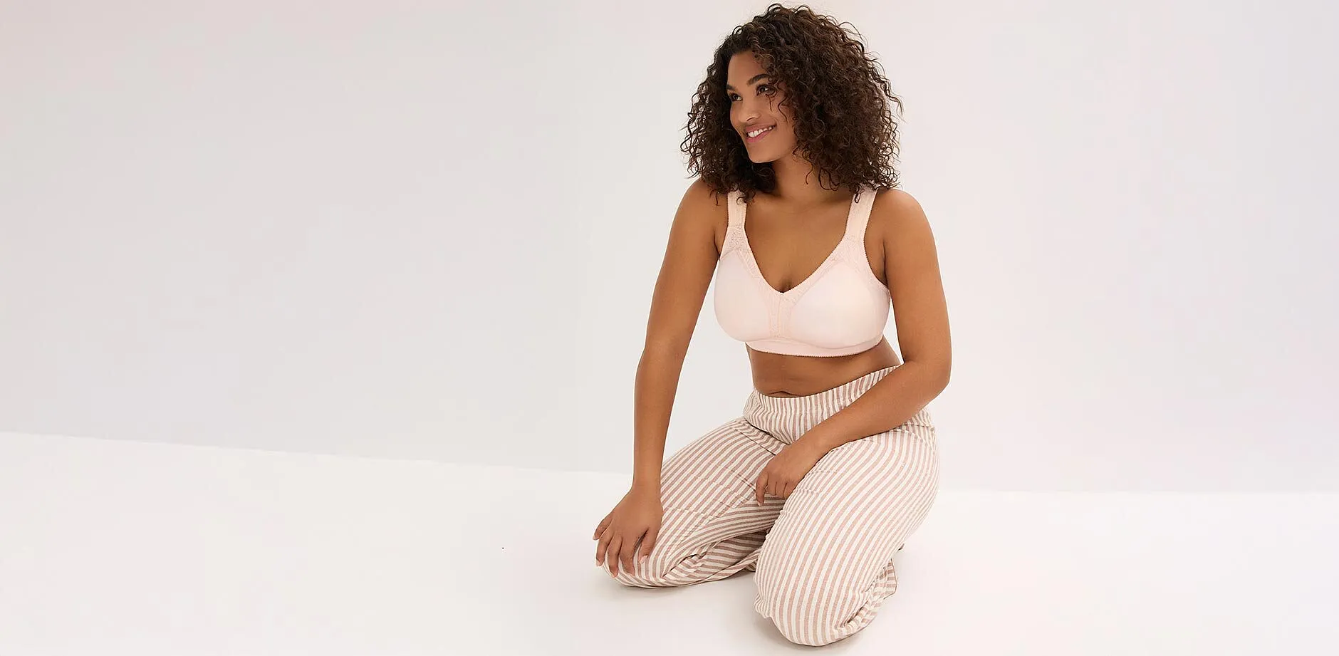 Ensemble &eacute;l&eacute;gant et confortable compos&eacute; d'un soutien-gorge de couleur claire et d'un pantalon ray&eacute;.