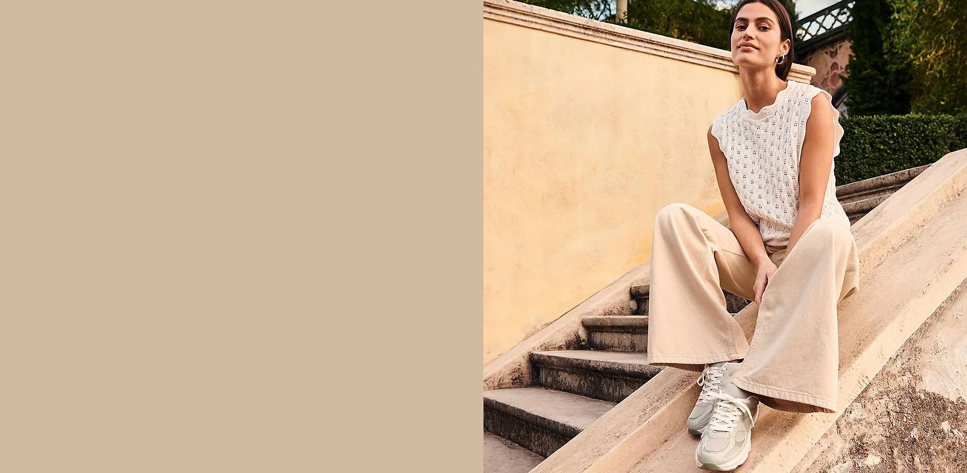 Tenue compos&eacute;e d'un top blanc, un pantalon beige de coupe large et des sneakers confortables.