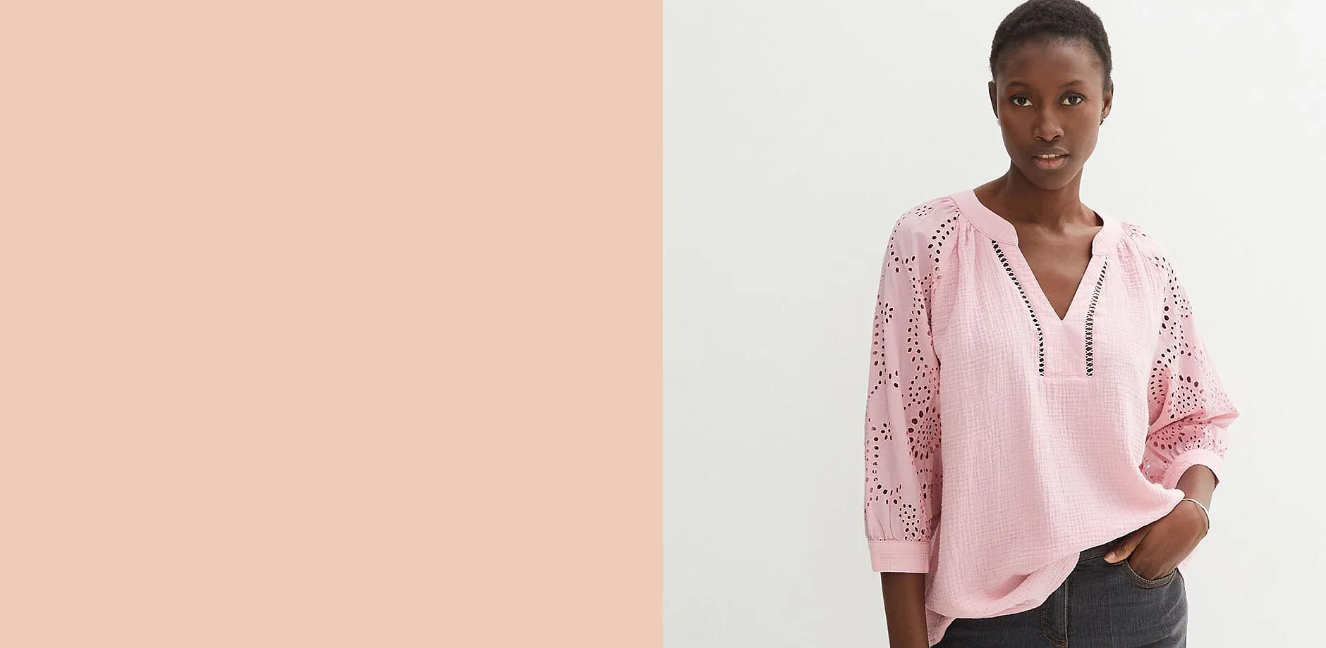 Tunique rose &agrave; d&eacute;collet&eacute; en V avec broderie anglaise, associ&eacute;e &agrave; un jean de couleur fonc&eacute;e.