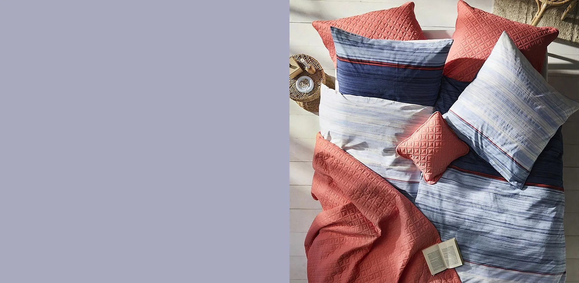 Parure de lit dans des tons rouge et bleu.