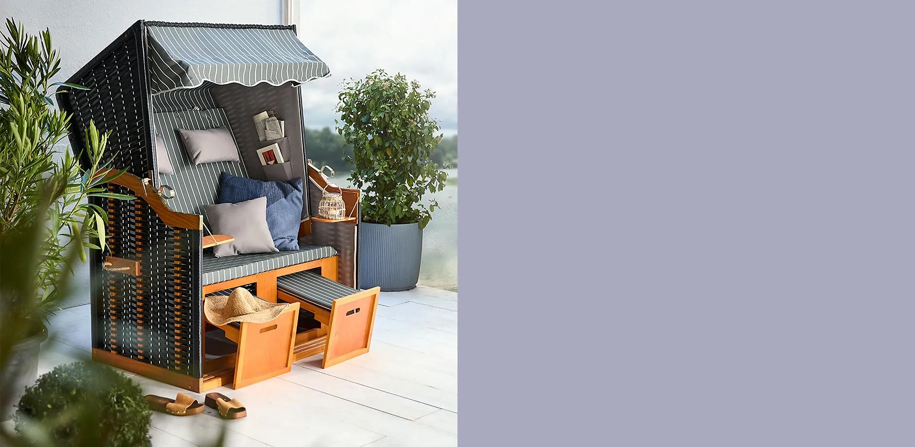 Strandkorb confortable &agrave; motif ray&eacute; bleu et blanc.