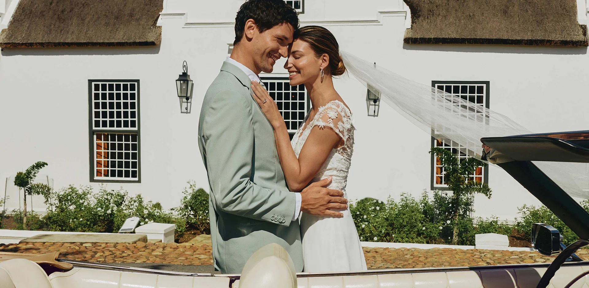 Jeune couple parfait pour un mariage romantique.