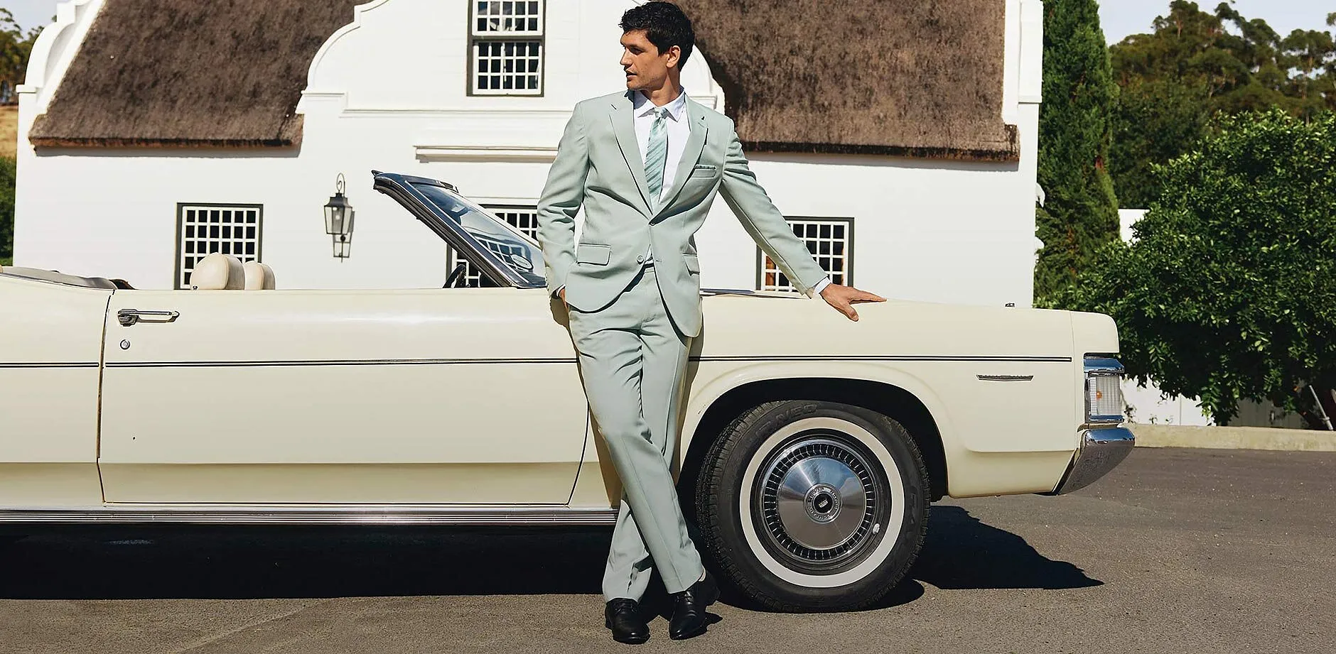 Costume gris clair tr&egrave;s &eacute;l&eacute;gant avec cravate assortie.