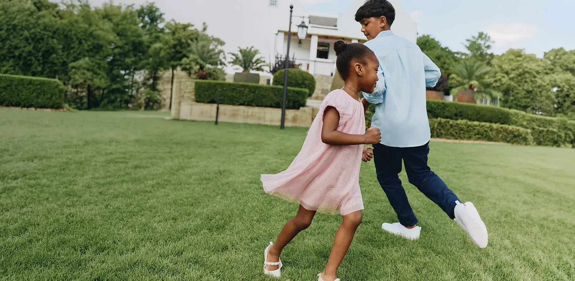 Chemise bleu clair, pantalon bleu, robe rose et chaussures blanches pour les jours de f&ecirc;tes.