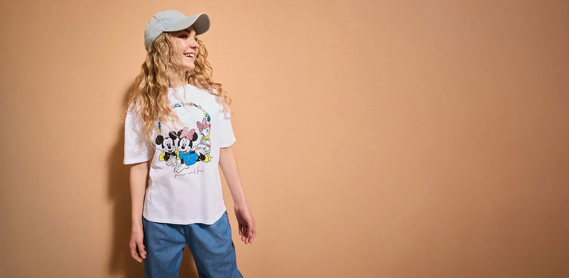 Tenue streetwear d&eacute;contract&eacute;e avec T-shirt imprim&eacute;, jean et casquette. La mode &eacute;t&eacute; &agrave; adopter pour tous les jours.