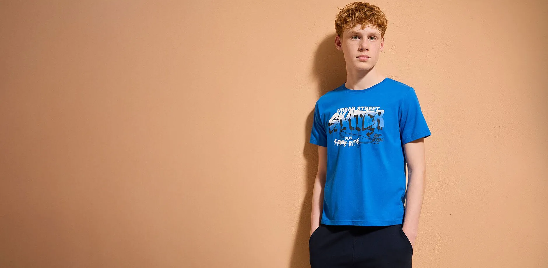 Look d&eacute;contract&eacute; : T-shirt bleu, jean et sneakers confortables. Une tenue styl&eacute;e pour le quotidien.