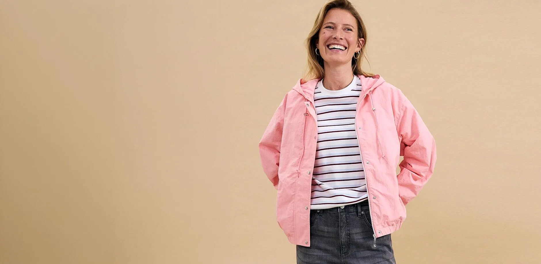 Blouson rose sur un T-shirt ray&eacute;, associ&eacute; &agrave; un jean gris - un look d&eacute;contract&eacute; pour les loisirs.