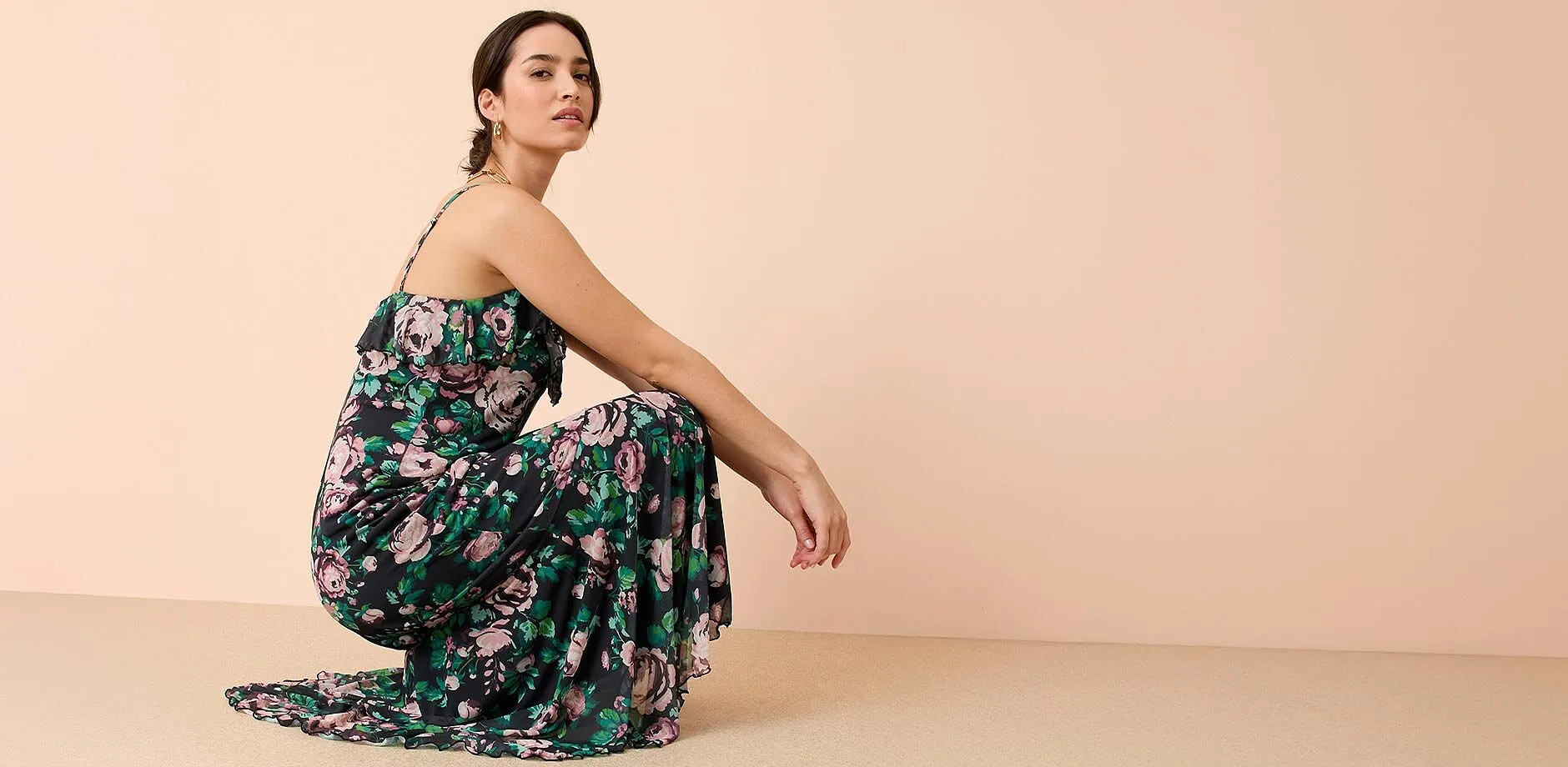 Robe d'&eacute;t&eacute; &agrave; bretelles spaghetti dans des tons noir, rose et vert.