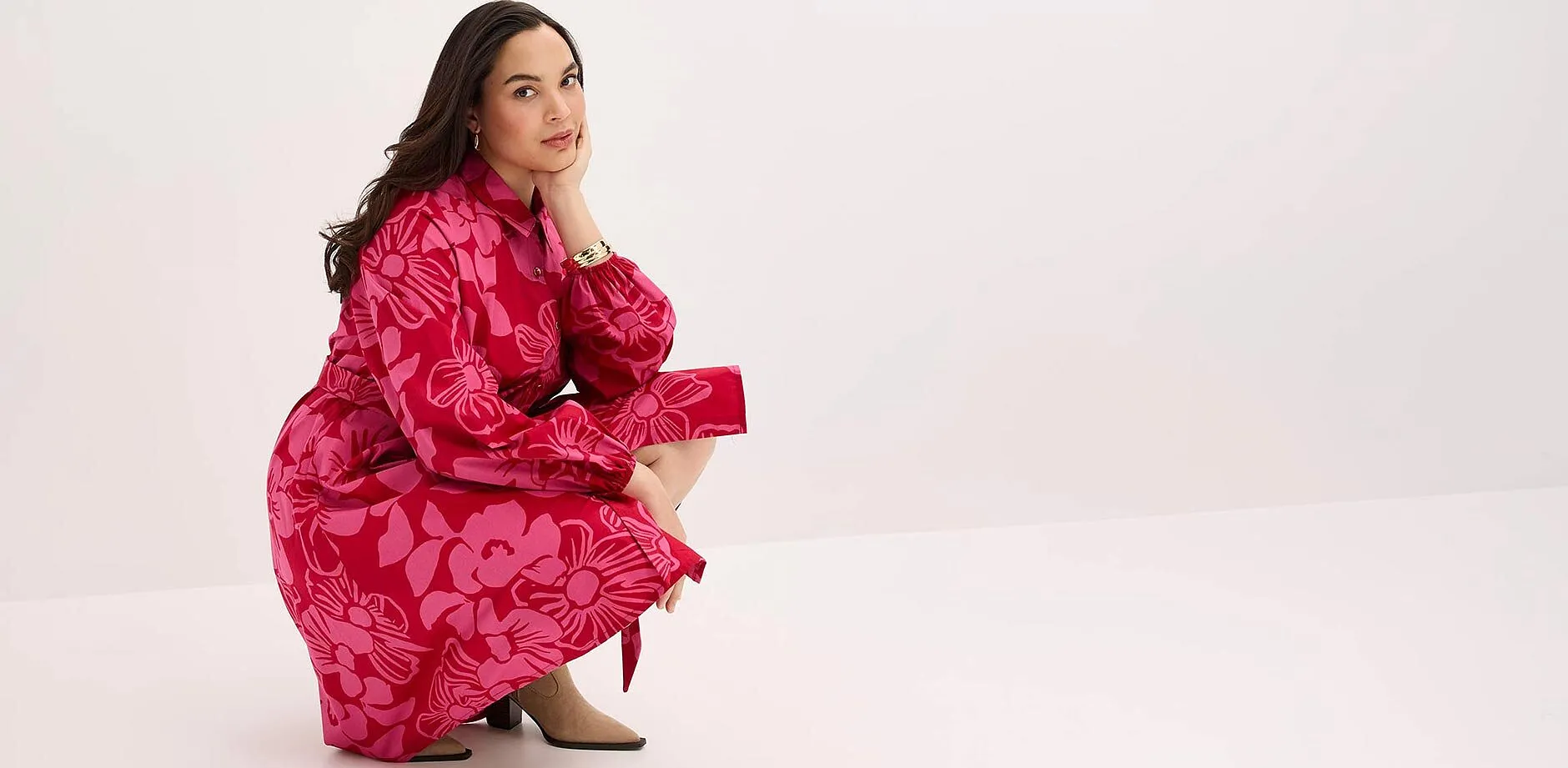 Magnifique robe rouge &agrave; motif floral, manches longues et col.