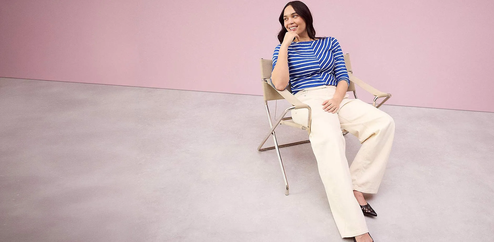 Haut ray&eacute; bleu et blanc associ&eacute; &agrave; un pantalon large de couleur cr&egrave;me.