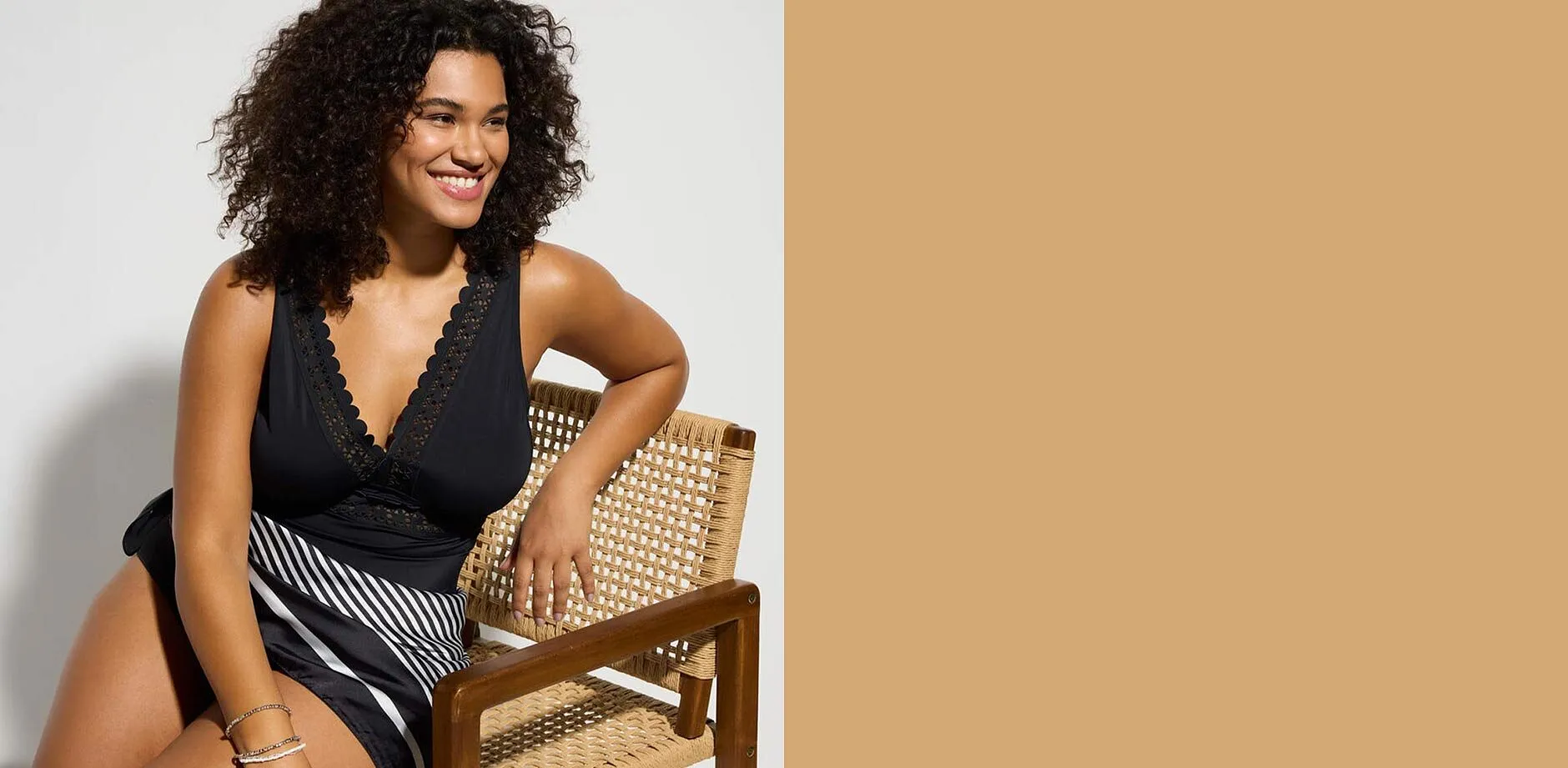 Maillot 1 pi&egrave;ce noir avec d&eacute;collet&eacute; en V et motifs d&eacute;coup&eacute;s au laser.